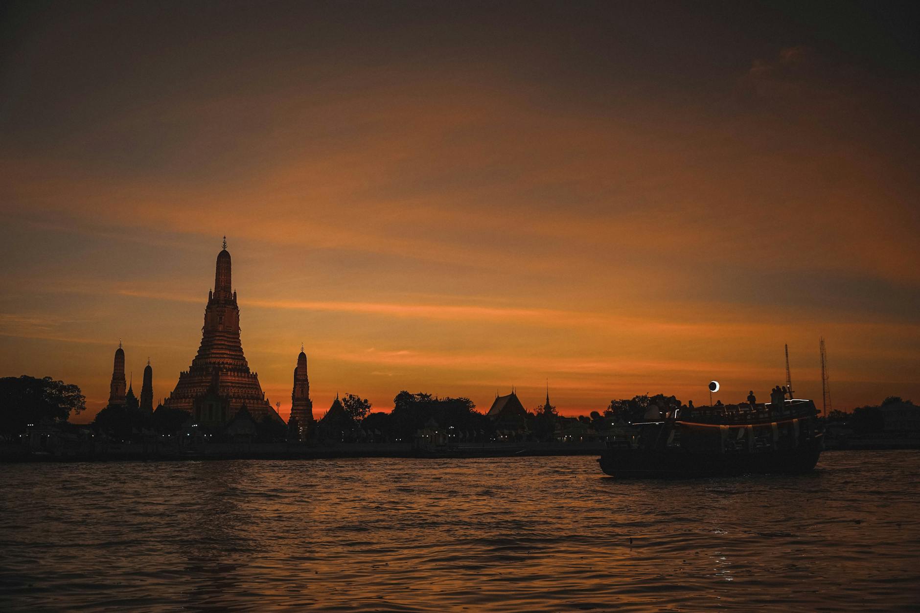 Bangkok Temples Guide: Wat Pho, Wat Arun, and the Grand Palace in One Day