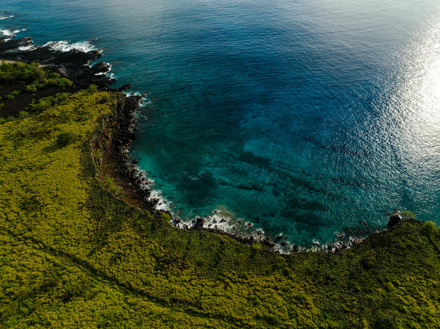 Nā Pali Coast Guide: Boat, Hike & Helicopter